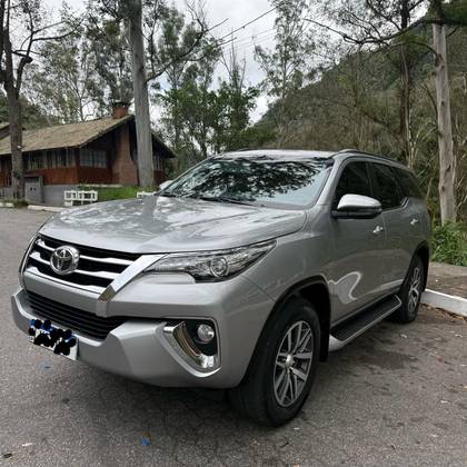 TOYOTA HILUX SW4 2.8 SRX 4X4 7 LUGARES 16V TURBO INTERCOOLER DIESEL 4P AUTOMÁTICO